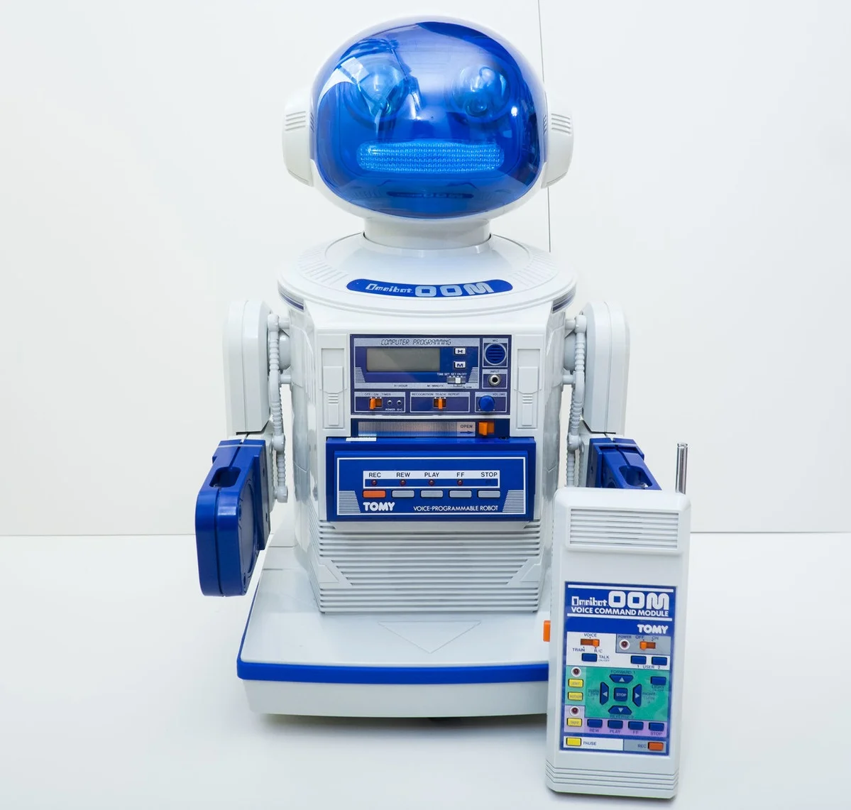 В 1980-х годах японская компания Omnibot начала производить кассетные магнитофоны с часами в виде симпатичных роботов. Устройство назвали Omnibot OOM, и кроме оригинальной внешности здесь был пульт для перемотки кассет на точное время записи.