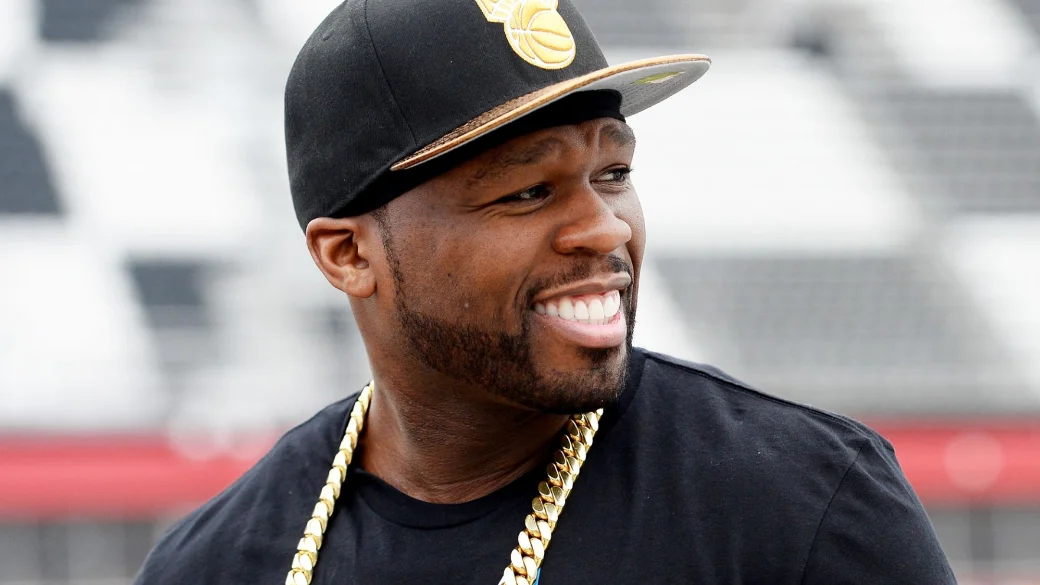 50 Cent спалил футболку Gucci и объявил бренду бойкот из-за расистского скандала - фото 1