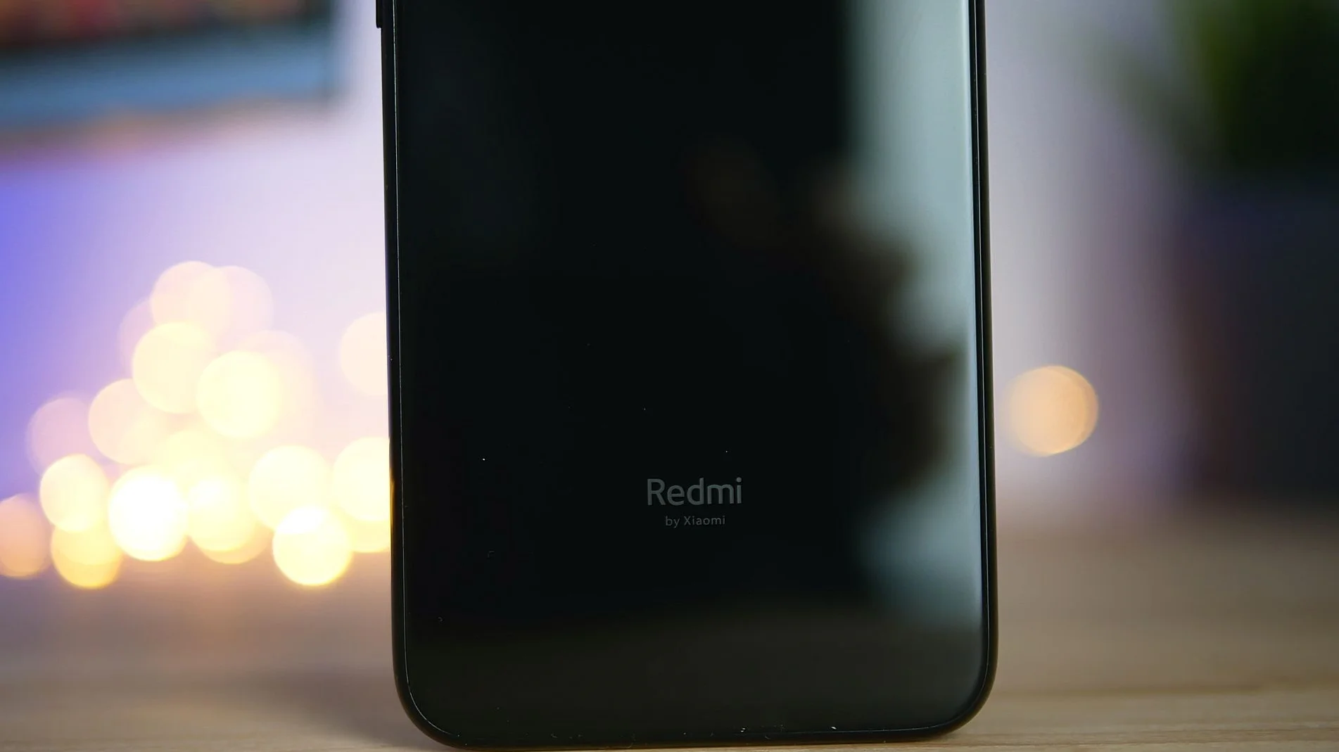 Redmi X на официальном фото: выдвижная селфи-камера и Железный человек на заставке - фото 1