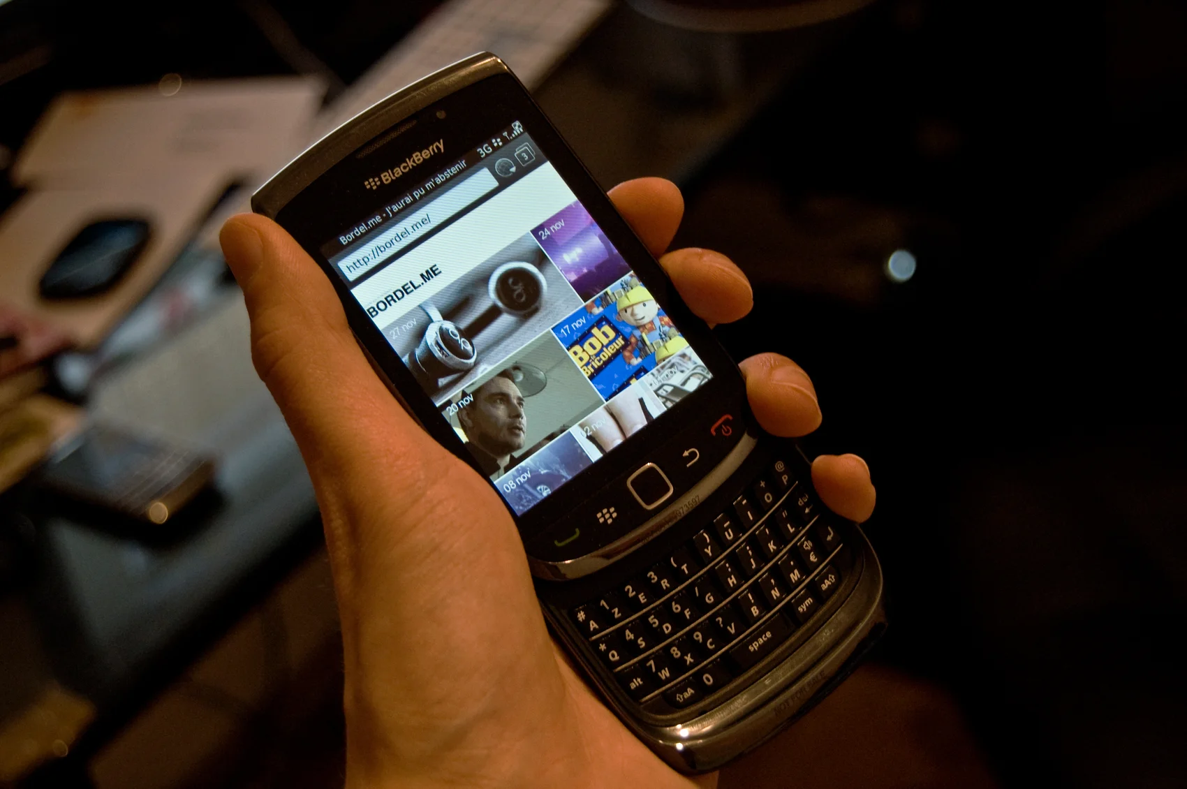 Любой телефон BlackBerry в 2000-х был признаком высокого статуса, богатства, а иногда и понтов. Устройства этой фирмы славились нерушимой защитой данных, поэтому рабочий BlackBerry был у Барака Обамы. Удобная QWERTY-клавиатура плюс цветной экран также делали эти устройства желанными во всем мире не только для бизнесменов, но и для обычных смертных.