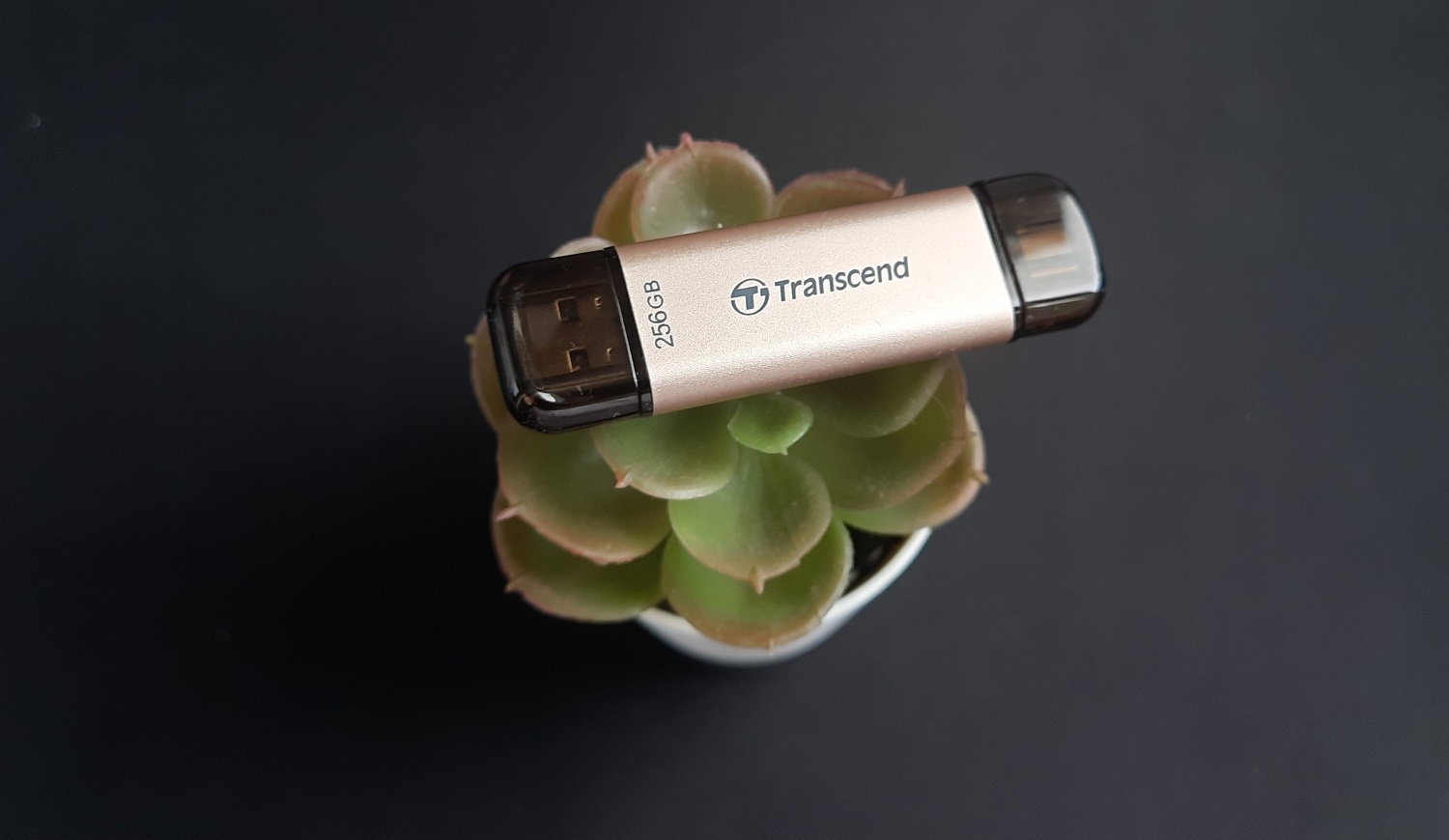 В конце марта Transcend представила быструю флешку JetFlash 930С с ярким дизайном и парой интерфейсов USB Type-A (3.2 Gen 1) и Type-C. Новинка попала на обзор «Канобу» и показала хорошие результаты чтения/записи. Но без проблем, как всегда, не обошлось. Детали в материале ниже.