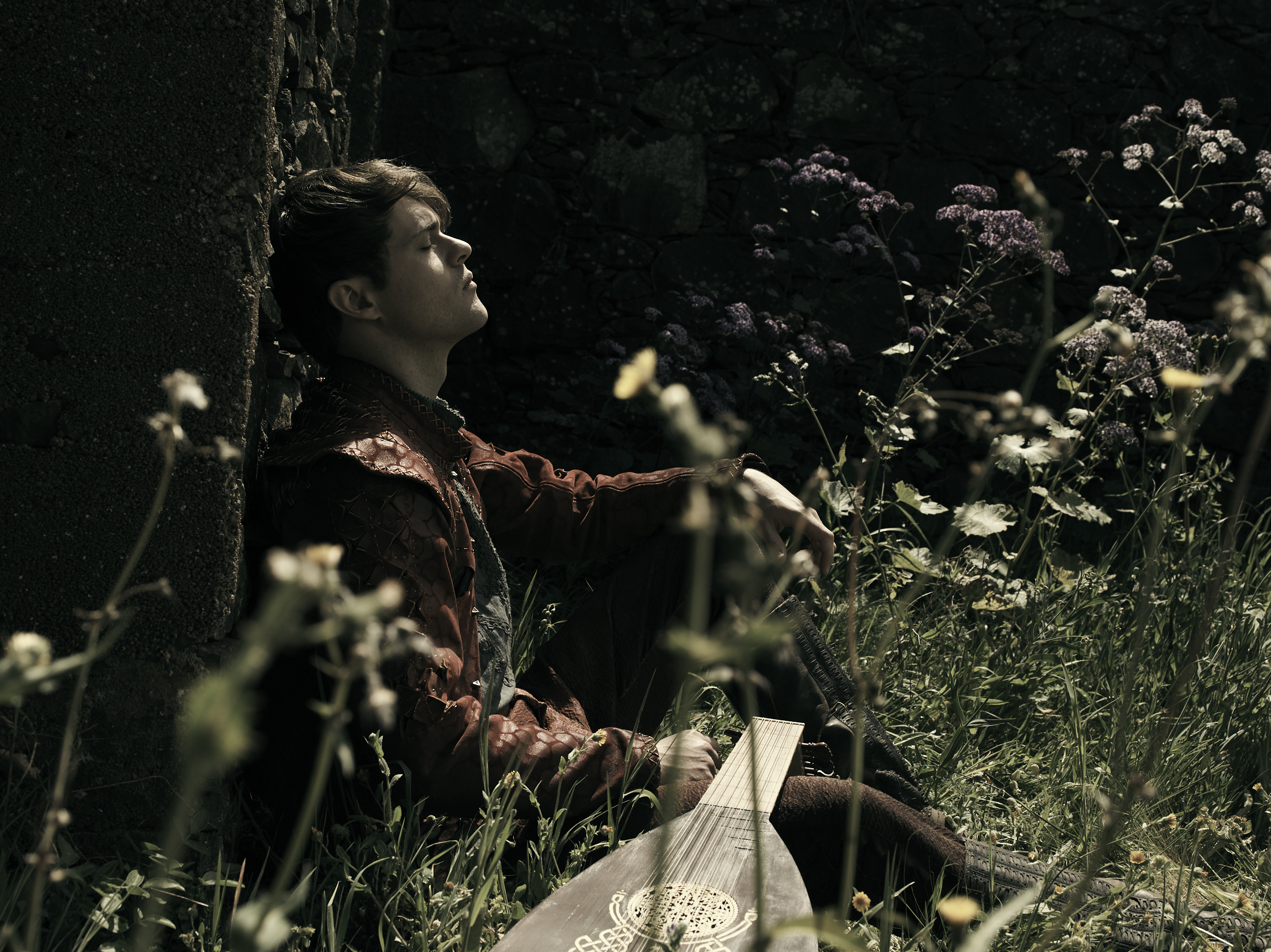 Создатели «Ведьмака» от Netflix показали идеальную фотосессию Лютика - изображение 7 Создатели «Ведьмака» от Netflix показали идеальную фотосессию Лютика - фото 7