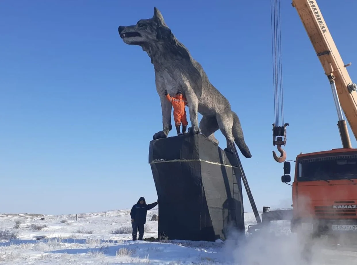 В Казахстане установили самую большую в мире статую волка. И это кринж - фото 1