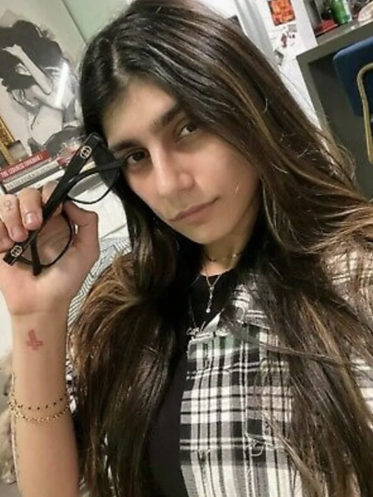 Звезда порно Миа Халифа продает очки со своей работы. Таким образом она хочет помочь Ливану - фото 1