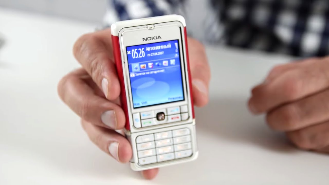 Nokia 3250 — пожалуй, первый телефон для селфи. Корпус аппарата делился на две части, одна из которых поворачивалась. На ней разместили камеру и кнопки управления мультимедия. Конструкция позволяла смотреть на себя в камеру через повернутый экран и делать снимки. Мечта гаджетомана 2000-х.