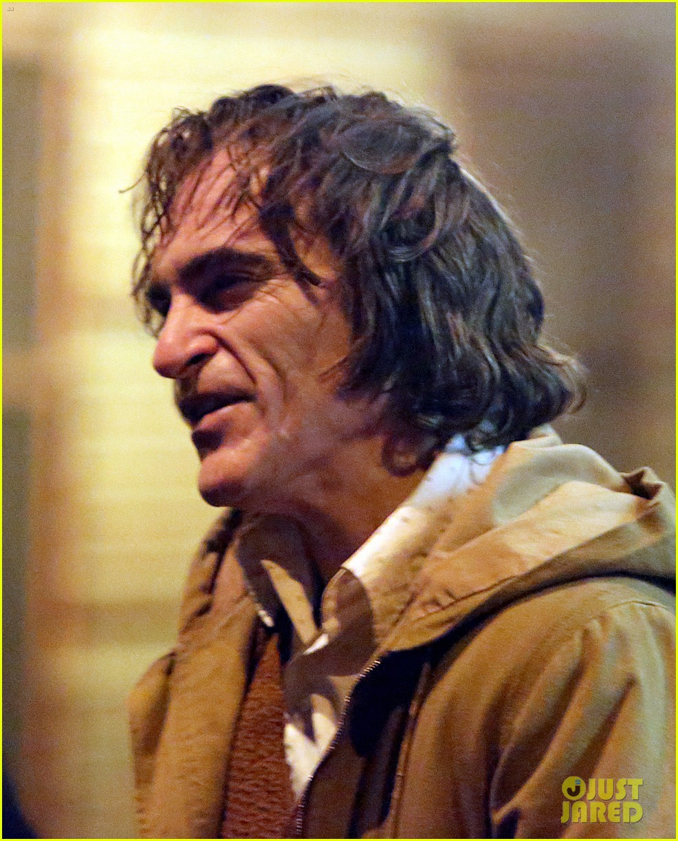 Хоакин Феникс без грима прогуливается по Нью-Йорку на новых кадрах со съемок «Джокера» - изображение 4 Хоакин Феникс без грима прогуливается по Нью-Йорку на новых кадрах со съемок «Джокера» - фото 4