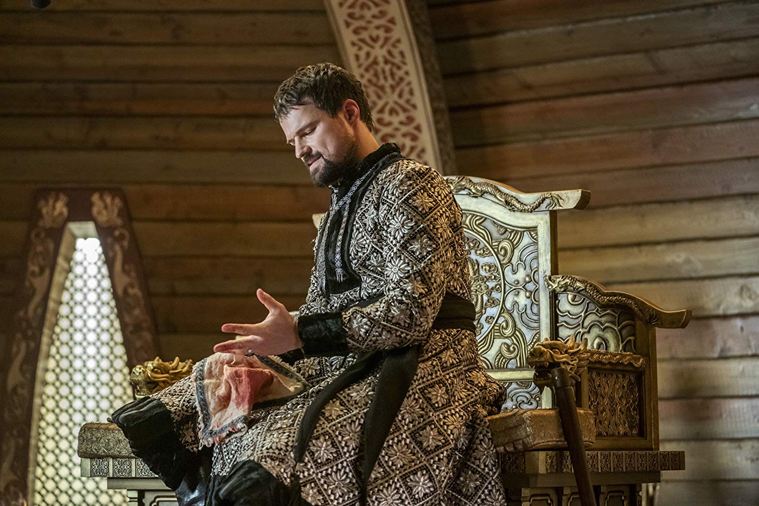 Телеканал History показал финал первой половины 6 сезона сериала «Викинги» (Vikings). Вторую половину запустят в эфир в какой-то момент 2020-го, а сейчас все фанаты шоу обсуждают недальновидность Бьерна, очень жестокого — и, судя по всему, сумасшедшего — князя Олега в исполнении Данилы Козловского, а также горюют по персонажам, которых авторы сериала решили убить.