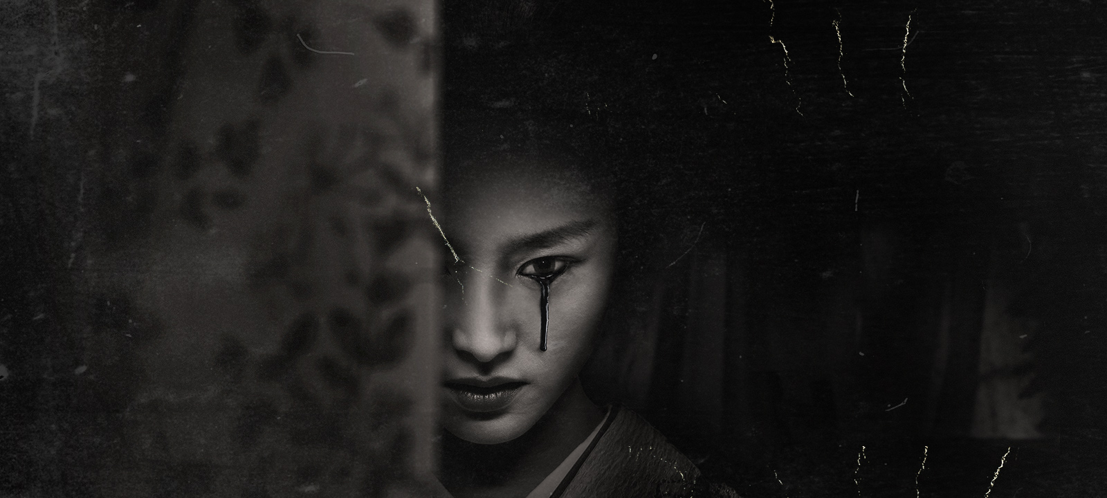 Первый сезон сериала «Террор» (The Terror) оказался одним из главных провалов 2018 года по версии «Канобу». Даже шикарный первоисточник от Дэна Симмонса не смог вытянуть убогую постановку, неадекватный сценарий и перевирание канона. Тем удивительнее, что канал AMC одобрил второй сезон — «Террор: Бесчестье» (The Terror: Infamy). С работами писателя он никак не связан. А судя по первому эпизоду, и к хорошим шоу его пока отнести нельзя.