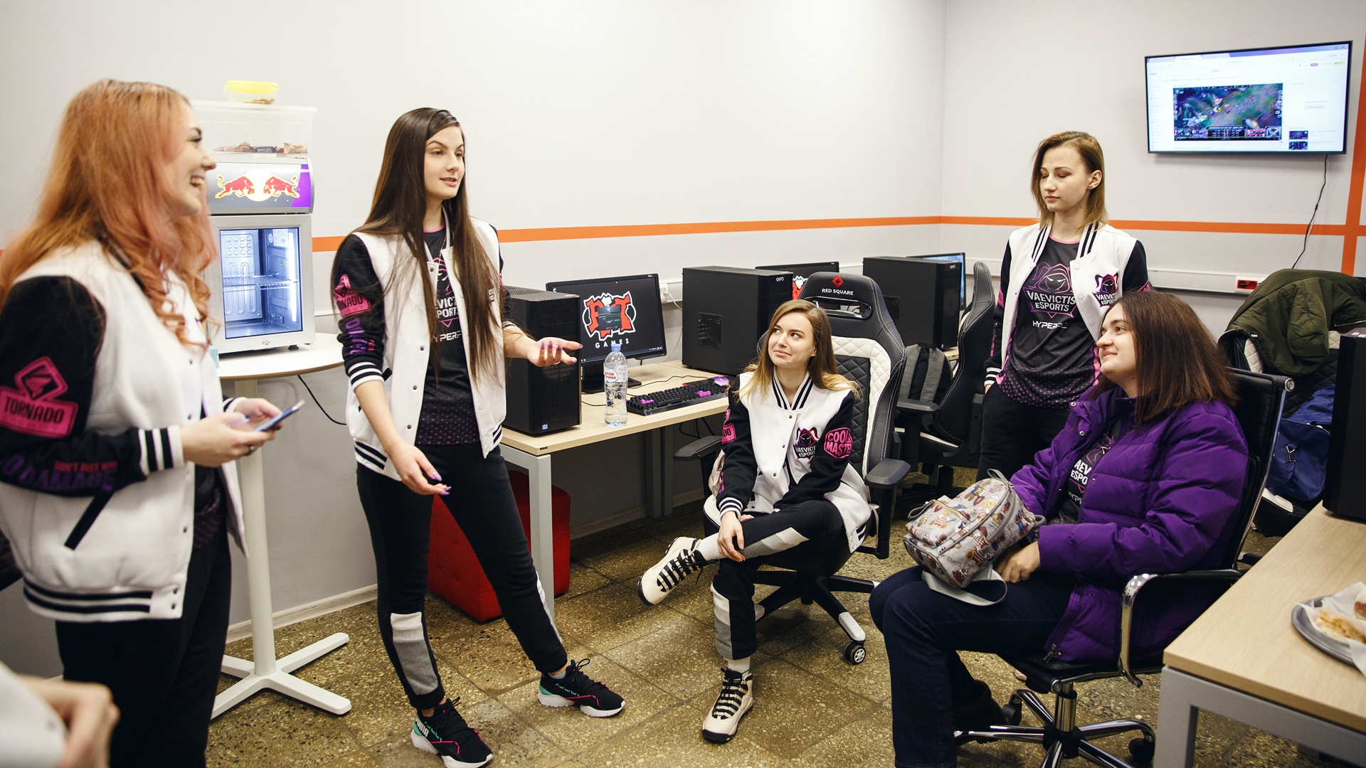 Riot наказала мужскую команду по League of Legends за «бан» 5 саппортов против женской команды - изображение 1 Riot наказала мужскую команду по League of Legends за «бан» 5 саппортов против женской команды - фото 1