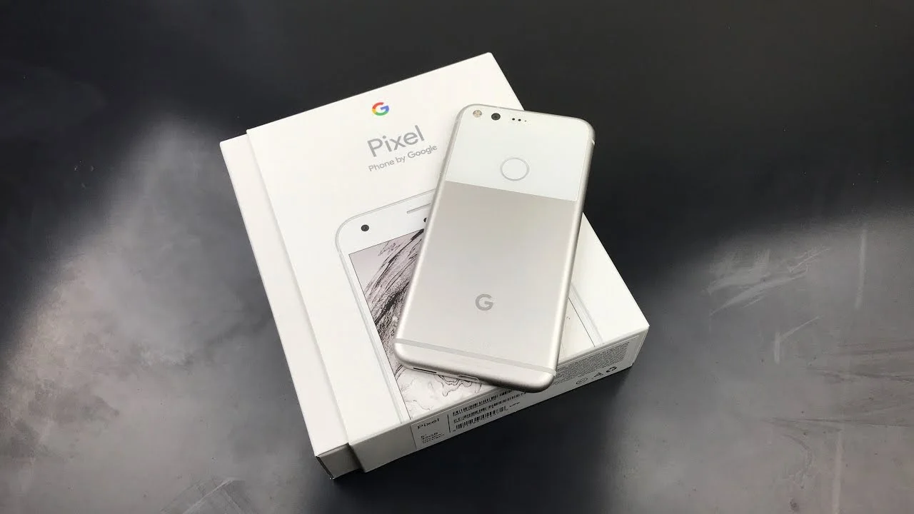 В том же, 2016-м, году компания Google представила свой первый смартфон Google Pixel. В отличие от Amazon, у другого гиганта получилось выпустить добротный и стильный камерофон с быстрой и «чистой» Android. С тех пор эта ОС выходит в таком же первозданном виде на многих аппаратах других производителей.