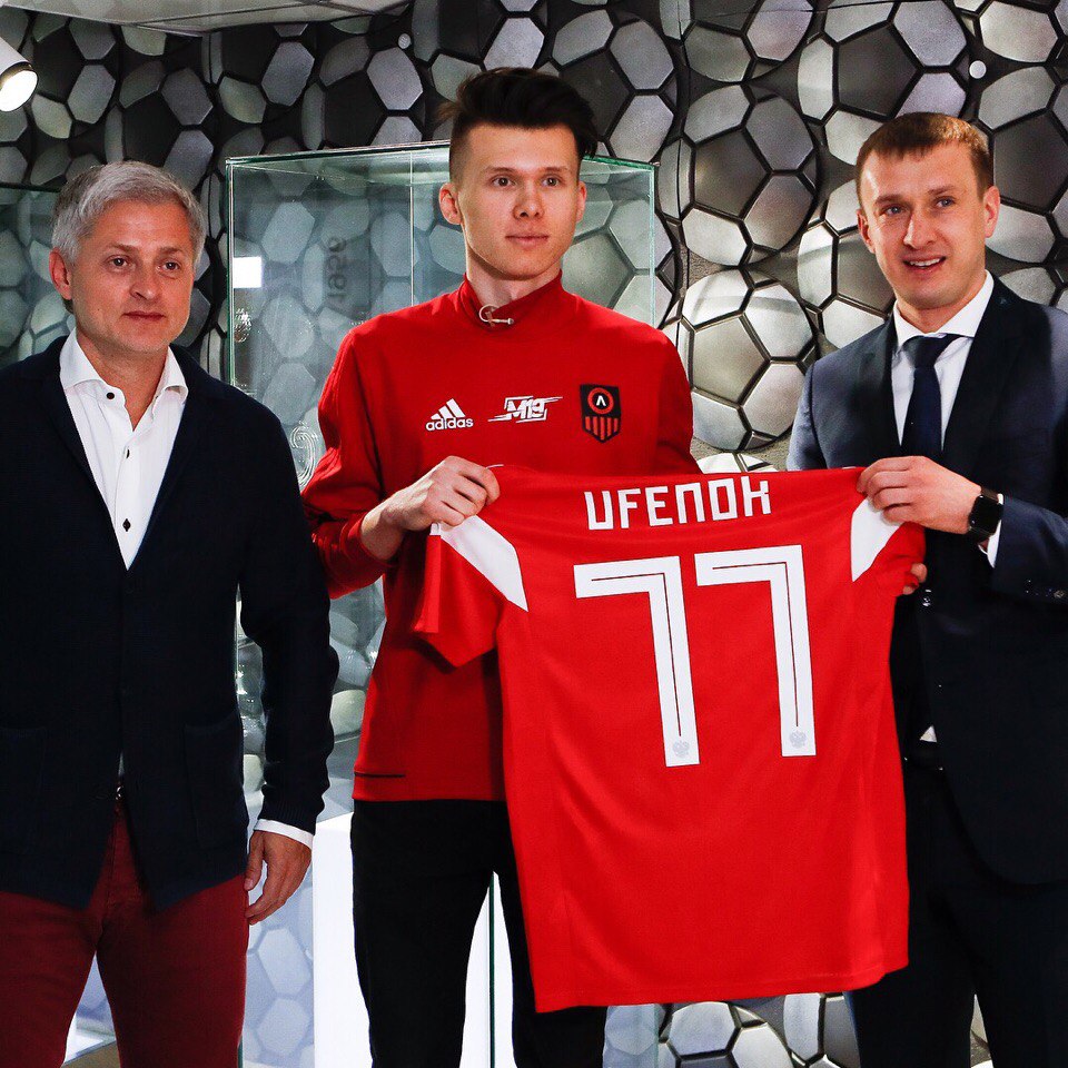 Травмы в большом спорте не редкость. Спортсмены пропускают из-за них несколько игр и целые сезоны. Роберт «Ufenok77» Фахретдинов мог бы стать известным футболистом, если бы не серьезная травма, и о нем наверняка бы сейчас говорили спортивные издания. Но так сложилась судьба, что после завершения карьеры в большом футболе он стал одним из самых узнаваемых и титулованных киберфутболистов СНГ. В преддверии чемпионата мира по футболу в России и чемпионата РФПЛ по FIFA 18 «Канобу» решил рассказать о киберспортсмене, пообщался с ним и узнал, как киберфутбол сумел завоевать сердца не только геймеров, но и руководителей спортивных клубов. 