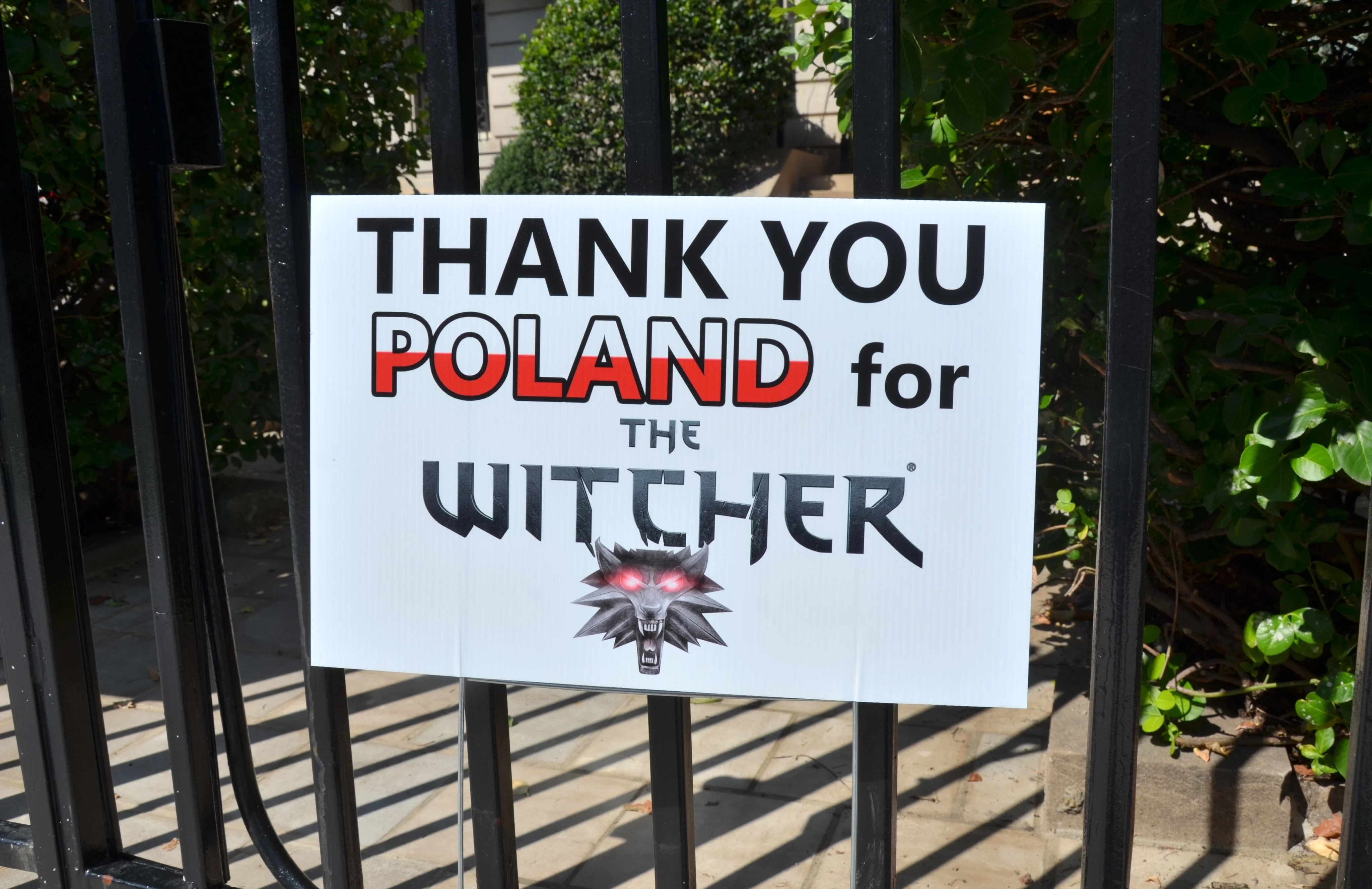 Победивший рак фанат «Ведьмака» поставил у польского посольства в США табличку с благодарностью - фото 3