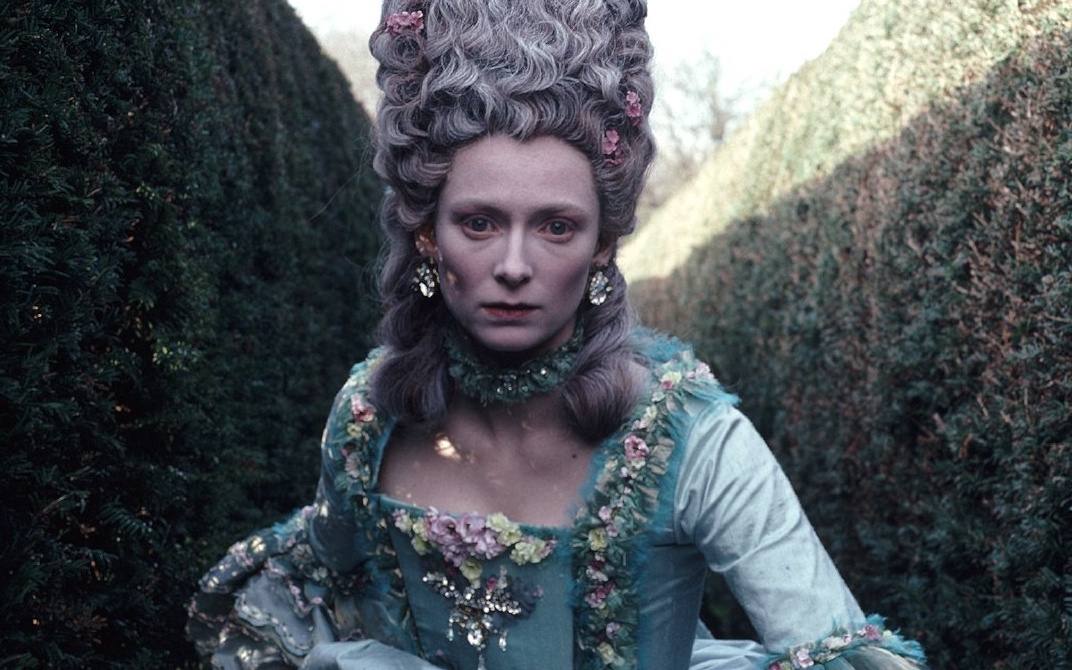 5 ноября 2019 года британской актрисе Тильде Суинтон исполнилось 59 лет. В связи с этим мы вспоминаем самые яркие образы Суинтон — из фильмографии, в которой тусклые роли отсутствуют в принципе. Ведь Тильда Суинтон — создание с другой планеты. Ее необычная внешность притягивает, а в союзе с талантом — сбивает с ног.