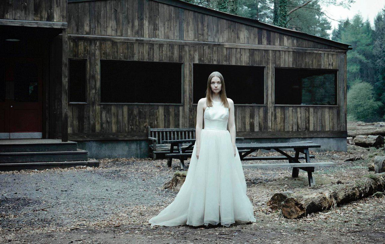 Из хороших сериалов принято выжимать максимум. Не бывает такого, чтобы после взлетевшего первого сезона не последовал второй, а то и сразу с преданонсом третьего. «Конец ***ного мира» (The End of the F***ing World) входит в число таких шоу — где из законченной истории решили выжать дополнительные капли фансервиса, по итогу только все испортив.