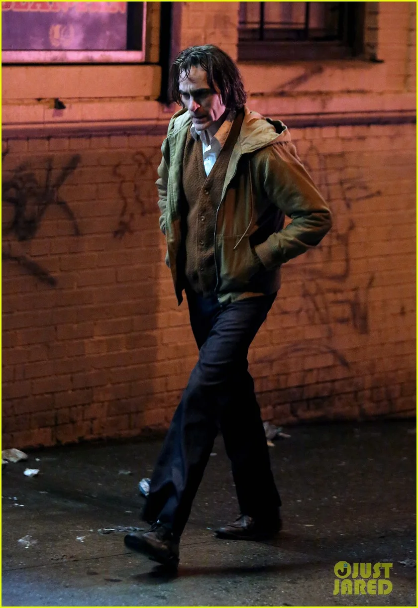 Хоакин Феникс без грима прогуливается по Нью-Йорку на новых кадрах со съемок «Джокера» - фото 8