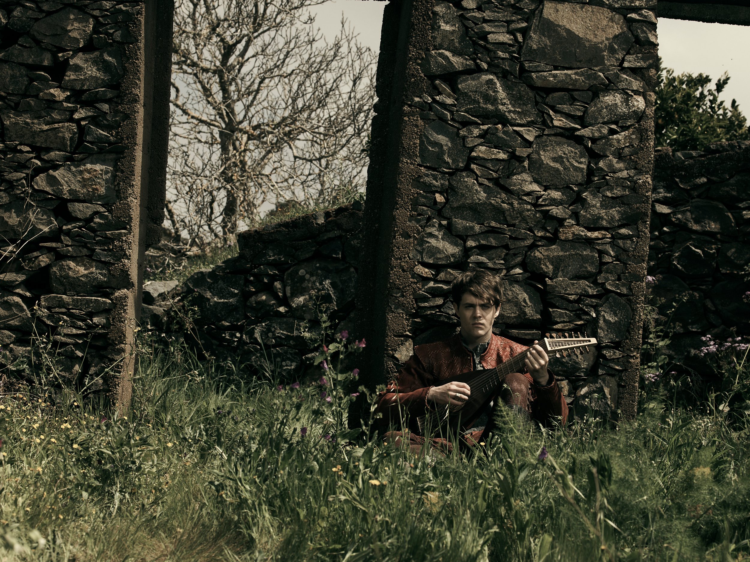 Создатели «Ведьмака» от Netflix показали идеальную фотосессию Лютика - изображение 5 Создатели «Ведьмака» от Netflix показали идеальную фотосессию Лютика - фото 5