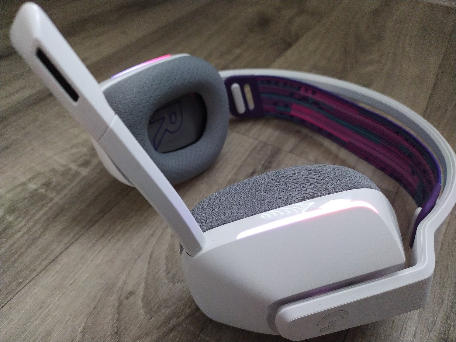 В конце августа Logitech расширила линейку игровых устройств G-Series и представила серию G-Series Color во главе с гарнитурой G733. Наушники позиционировались, как яркая современная и удобная модель c RGB-подсветкой и объемным звучанием для консольщиков и ПК-геймеров. Спустя время она попала к нам на обзор, а из этого материала вы узнаете, в чем создатели не слукавили, а где еще стоит поработать.