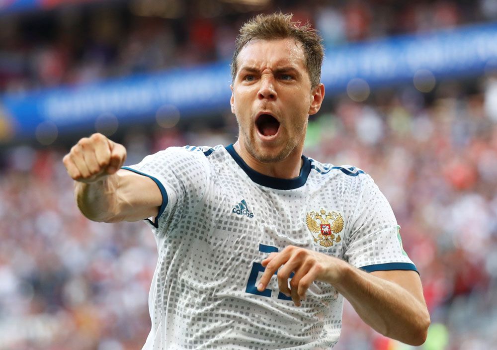 Германия не вышла из группы, Аргентина и Португалия проиграли в 1/8 финала. И вот Испания присоединяется к своим друзьям. На этом чемпионате мира было полно сюрпризов, но главный и самый приятный для нас случился сегодня, 1 июля. Россия впервые в истории смогла не только выйти из группы мирового первенства, но и пробиться дальше 1/8 финала, обыграв самих чемпионов мира и Европы. 