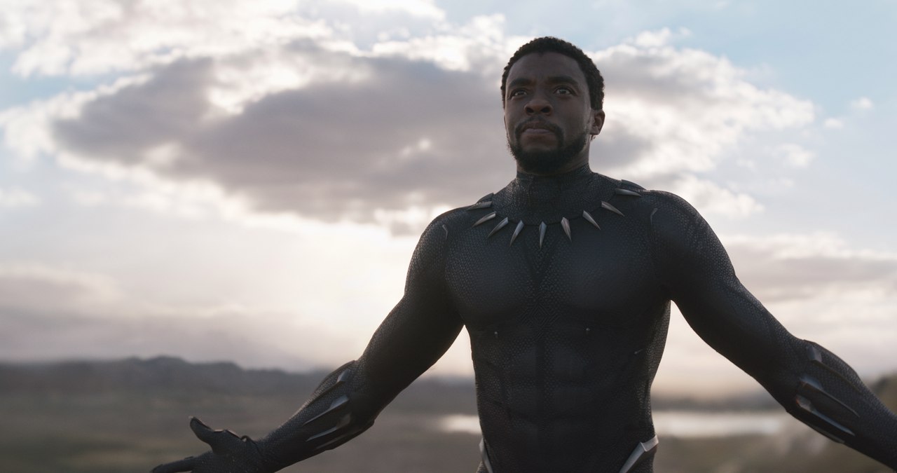 26 февраля (в мире 16 февраля) выходит новый фильм Marvel Studios — «Черная пантера». Это история о ТʼЧалле — принце вымышленной страны Ваканды, впервые представленном в фильме «Первый Мститель: Противостояние». После событий «Противостояния» ТʼЧалла должен стать новым королем Ваканды, и ему придется выступить против тех, кто бросил вызов его праву на трон. В этом материале мы расскажем о том, кто такой Черная пантера.