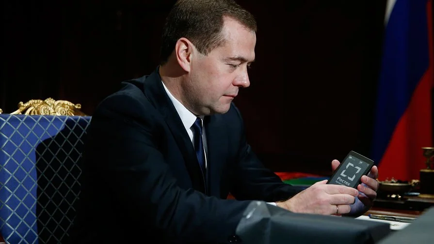 Объяснено: Медведеву подарили российский телефон Inoi R7. Что это?  - фото 5