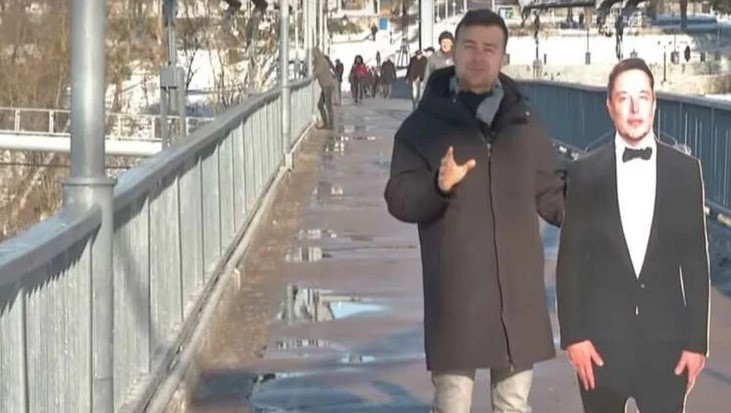 Украинцы провели экскурсию картонному Илону Маску по городу и музею космонавтики - изображение 1 Украинцы провели экскурсию картонному Илону Маску по городу и музею космонавтики - фото 1