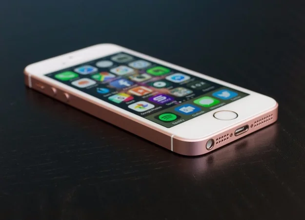Apple призналась, что замедляет старые iPhone. На компанию тут же подали в суд - фото 1