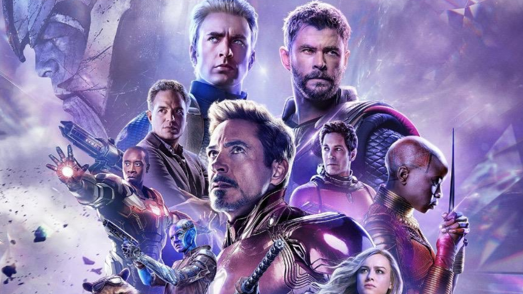 Главный блокбастер 2019 года «Мстители: Финал» (Avengers: Endgame) выходит в России 29 апреля — а в мире пятью днями ранее. Буквально любой трейлер, постер или тизер мерчендайза становится источником сотен всевозможных теорий о сюжете будущей картины. Это, пожалуй, самый секретный фильм Marvel Studios, поскольку за две недели до его выхода о сюжете будущей картины неизвестно практически ничего. В этой подборке мы собрали теории фанатов — адекватные и не очень.