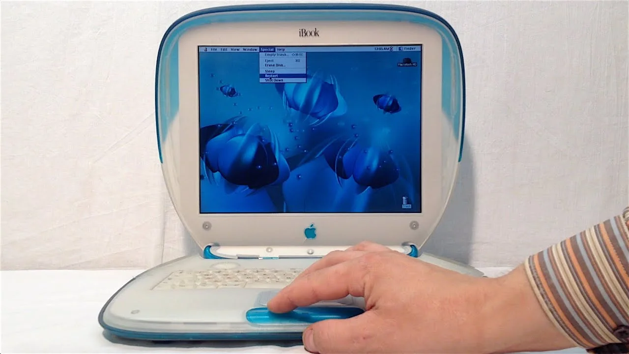 В этот день 21 год назад вышел iBook — первый популярный ноутбук Apple и предшественник MacBook - фото 1