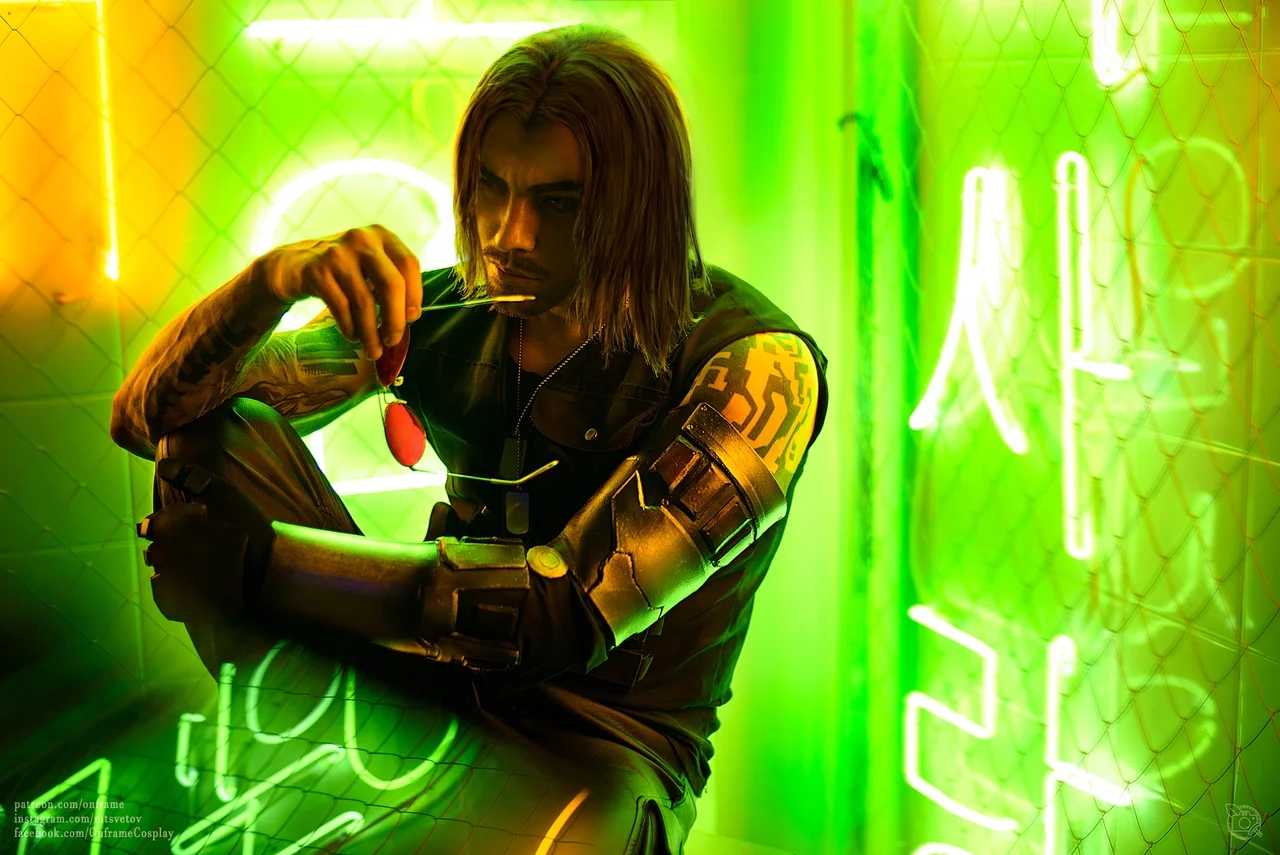 Захватывающий дух косплей персонажа Киану Ривза из Cyberpunk 2077 - фото 3