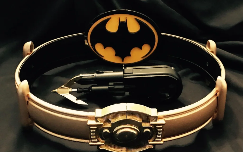 От пистолета Хеллбоя до Бэт-кредитки: самые крутые и безумные гаджеты супергероев в истории кино - фото 1