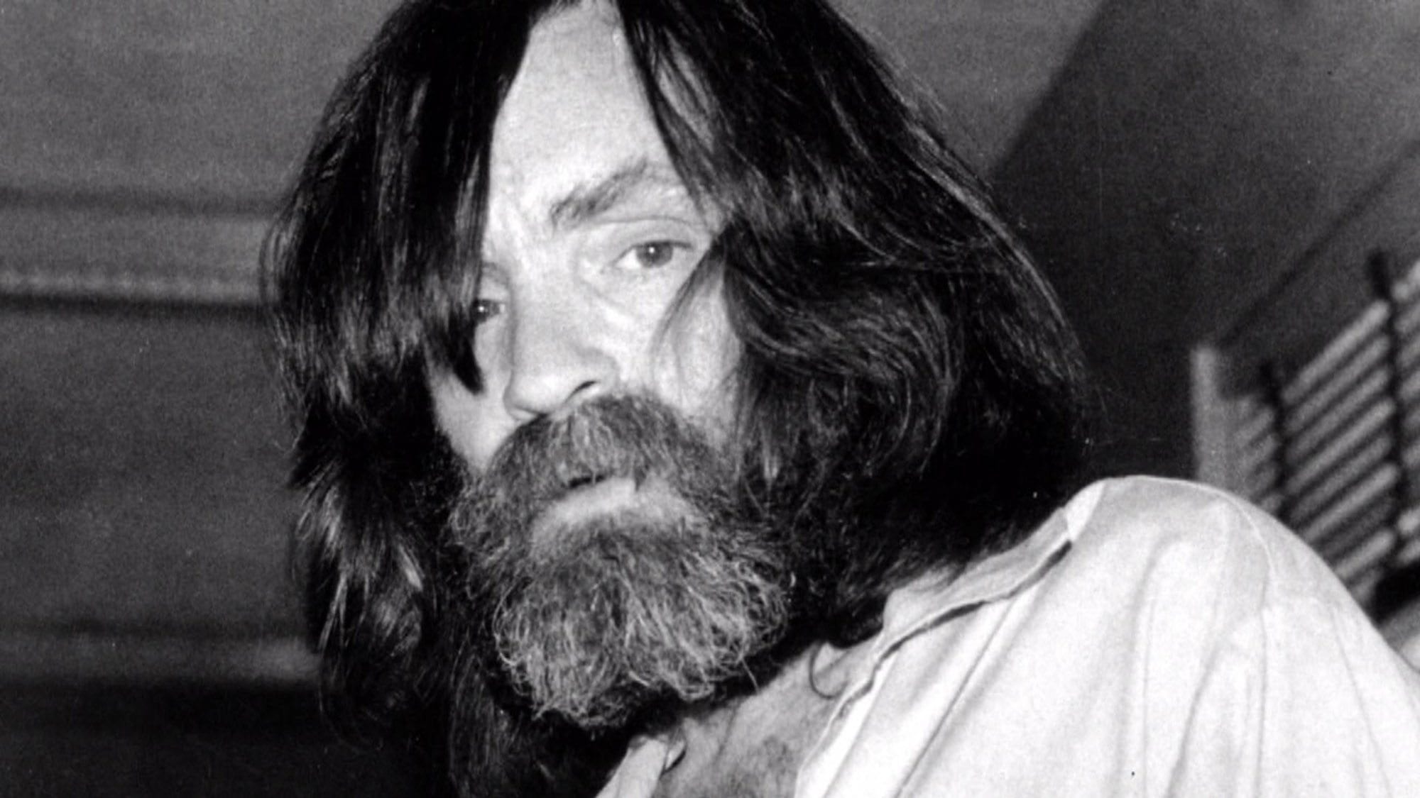 Ночь 8 августа 1969 года. Группа фанатиков ворвалась в особняк голливудского продюсера Терри Мельчера и убила всех, кто находился внутри. Расследование установило, что убийцы действовали по указаниям 35-летнего сатаниста и уголовника Чарльза Мэнсона. Свою версию этих событий представил в своем девятом фильме «Однажды в… Голливуде» Квентин Тарантино. Рассказываем, как Чарльз Мэнсон стал одним из самых известных убийц в истории.