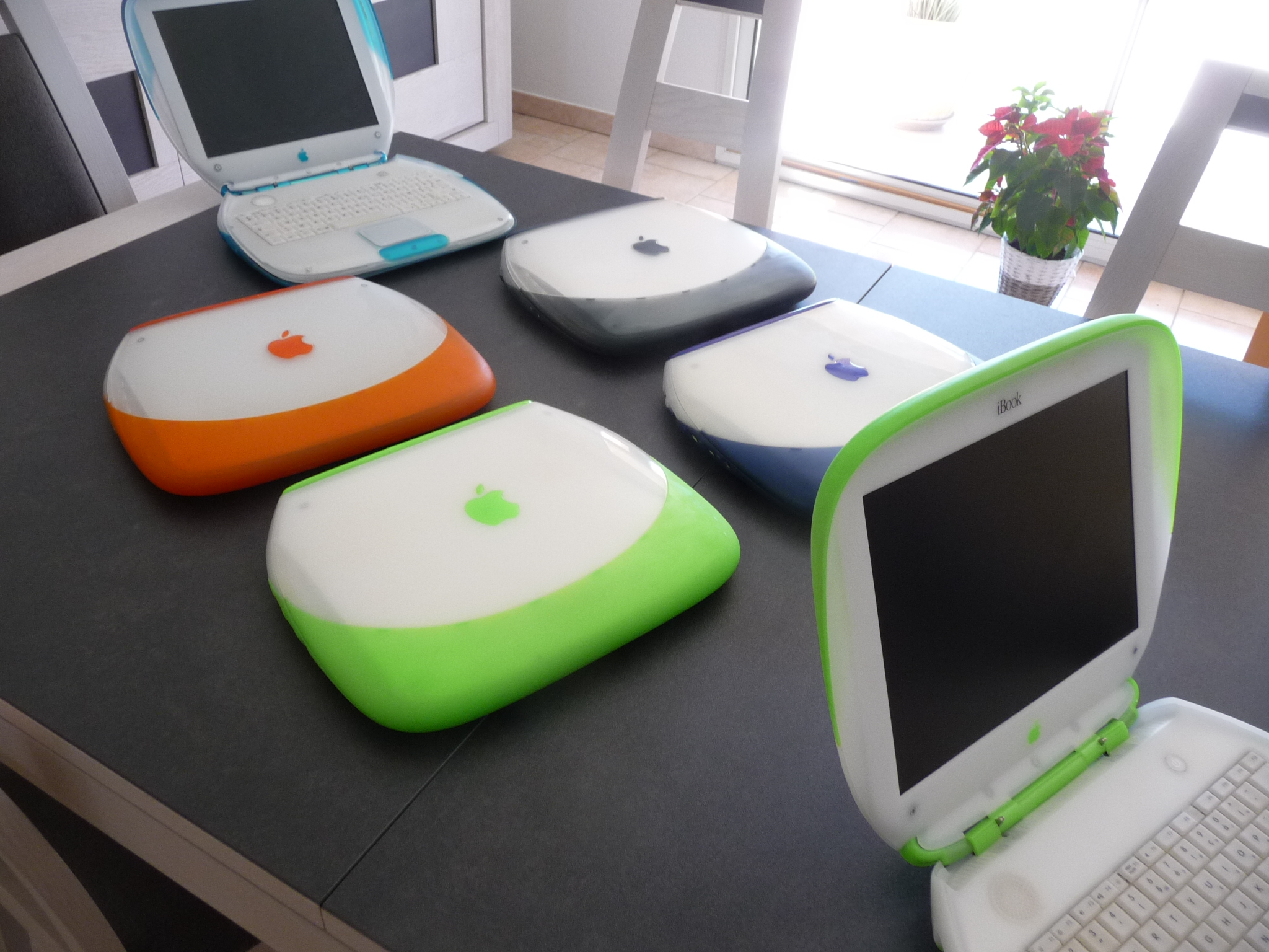В этот день 21 год назад вышел iBook — первый популярный ноутбук Apple и предшественник MacBook - фото 2