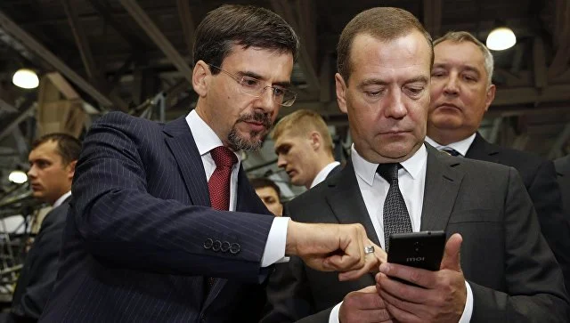 Объяснено: Медведеву подарили российский телефон Inoi R7. Что это?  - фото 2