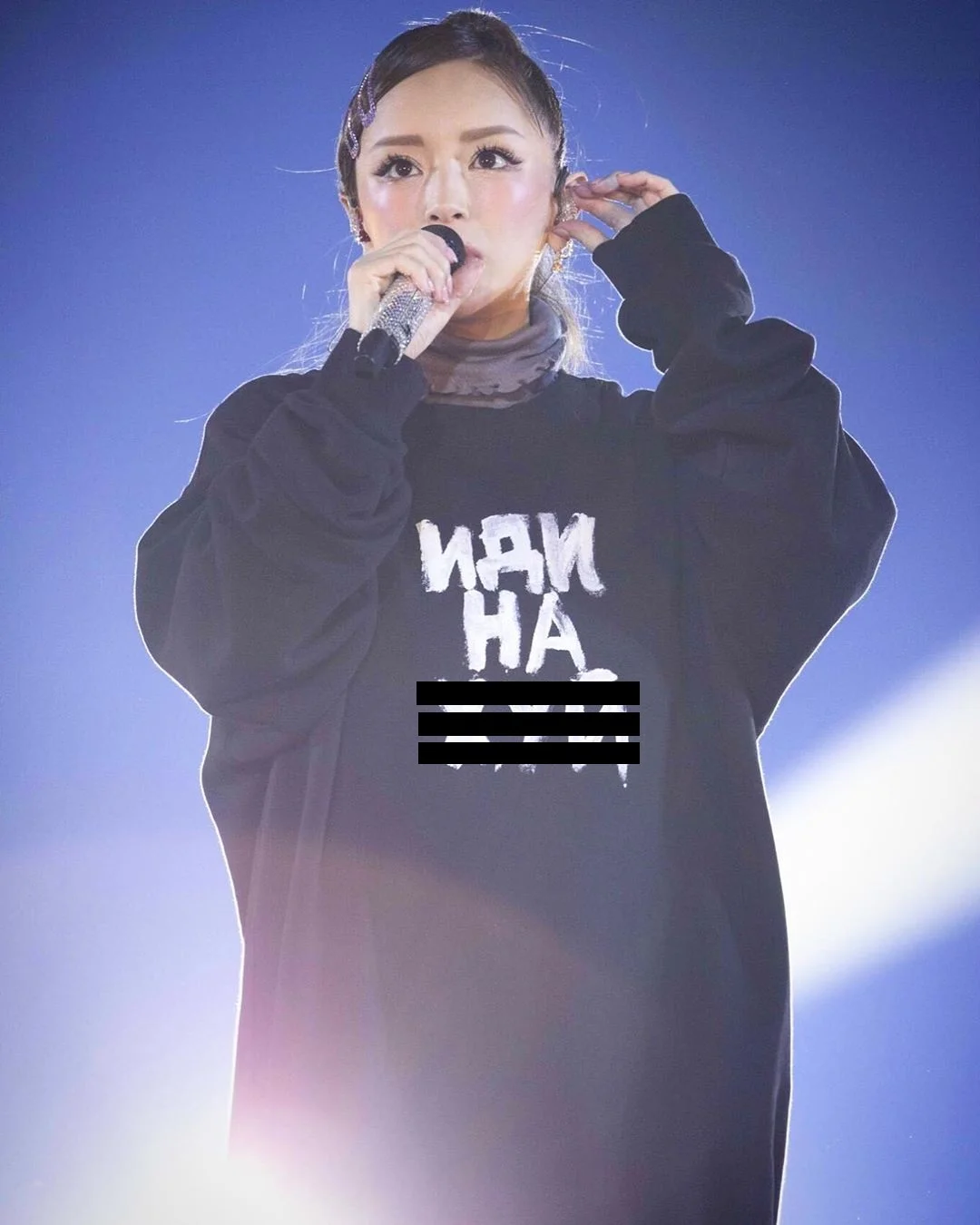 Японская певица Аюми Хамасаки дала  концерт в кофте с русским матом - фото 1