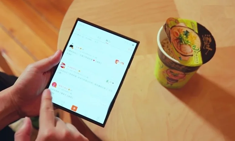 Складной смартфон Xiaomi на новом видео: компактный размер и намек на бюджетность - фото 1