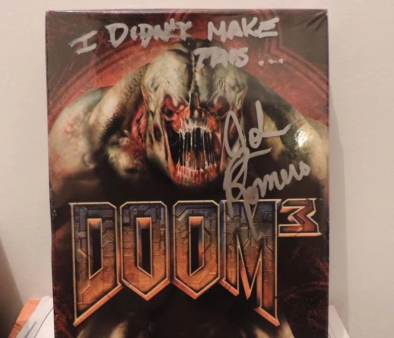 Джон Ромеро подписал коробку с Doom 3 для фаната, но не стал скрывать отвращения - фото 1