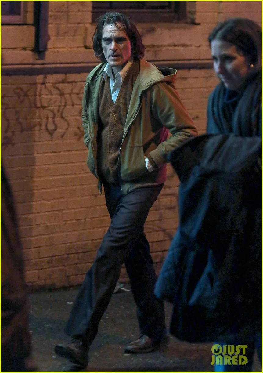 Хоакин Феникс без грима прогуливается по Нью-Йорку на новых кадрах со съемок «Джокера» - фото 6