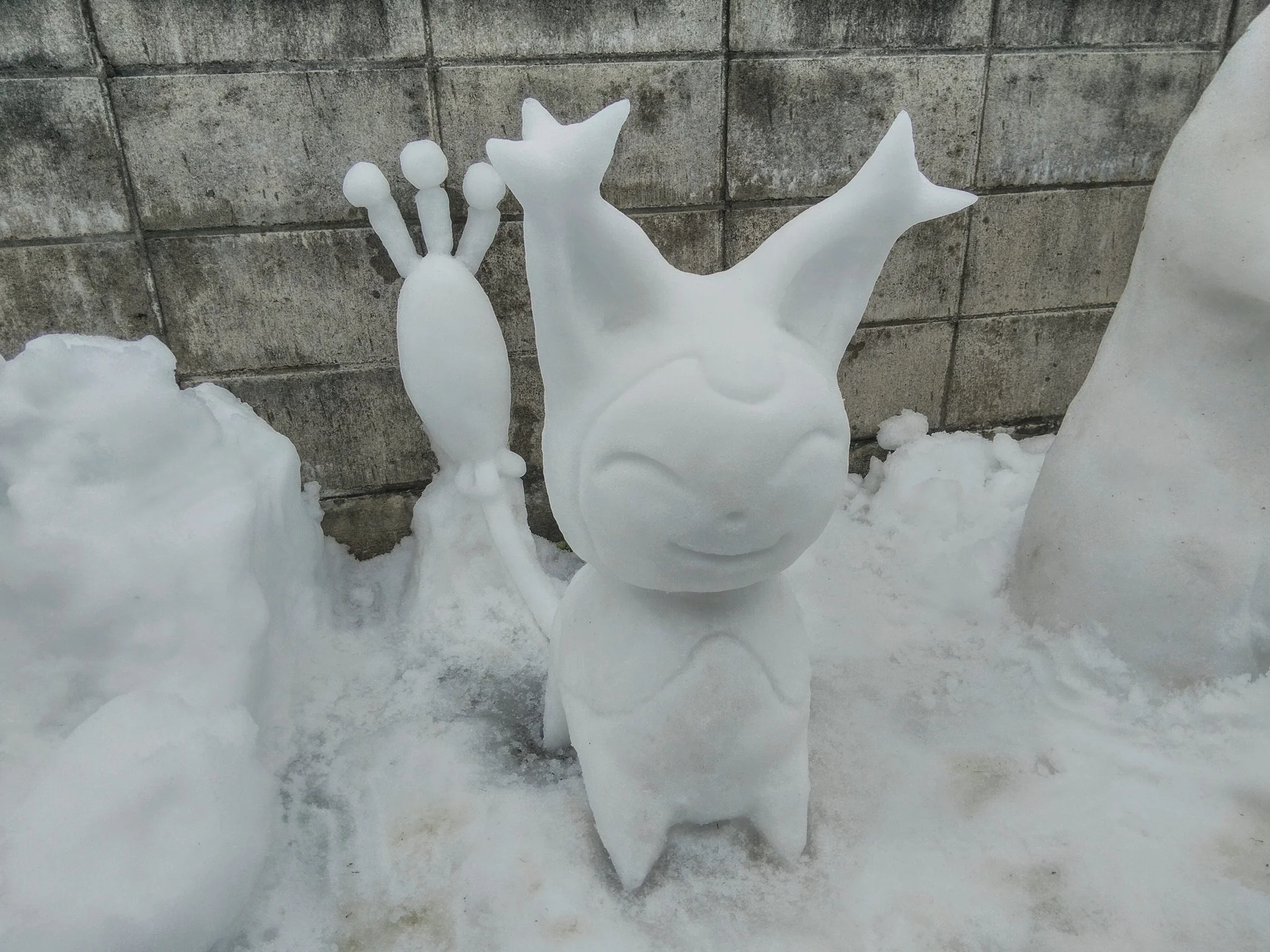 Японский художник делает скульптуры из снега. Есть Годзилла и R2-D2 - фото 8