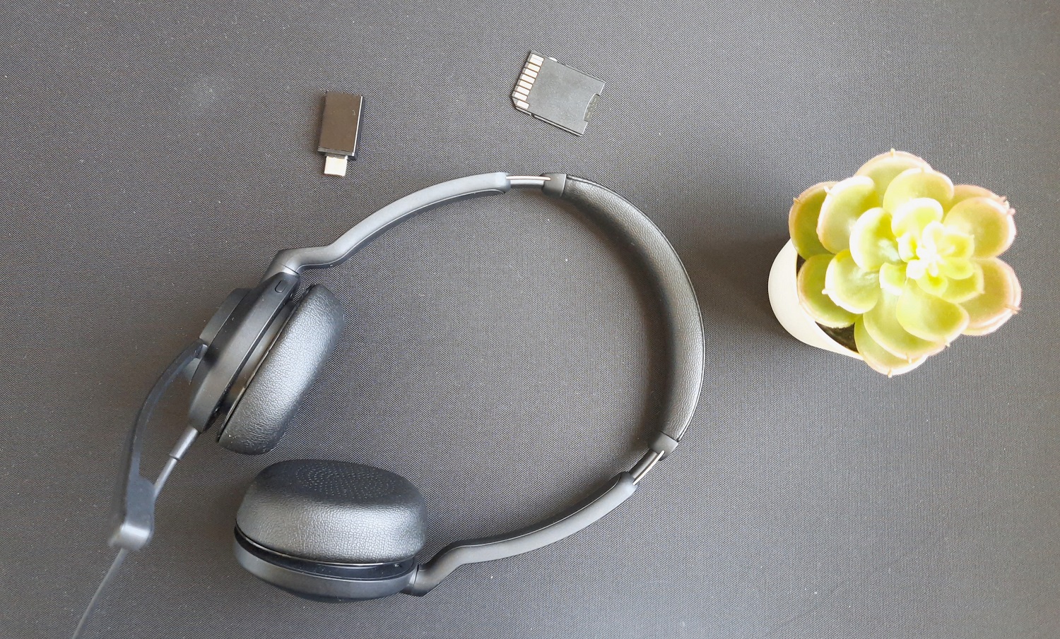 В начале марта Jabra представила гарнитуру Evolve2 30. Jabra Evolve2 30 вышла во времена массовой удаленной работы и рассчитана, по большей части, именно на людей, работающих из дома. Модель сделали легкой в расчете на долгое использование, а также снабдили микрофоном с серьезным поглощением шумов окружения, чтобы общаться в Zoom или Skype было максимально комфортно. Насколько удачной получилась новинка и стоит ли своих 6500 рублей, читайте в обзоре ниже.