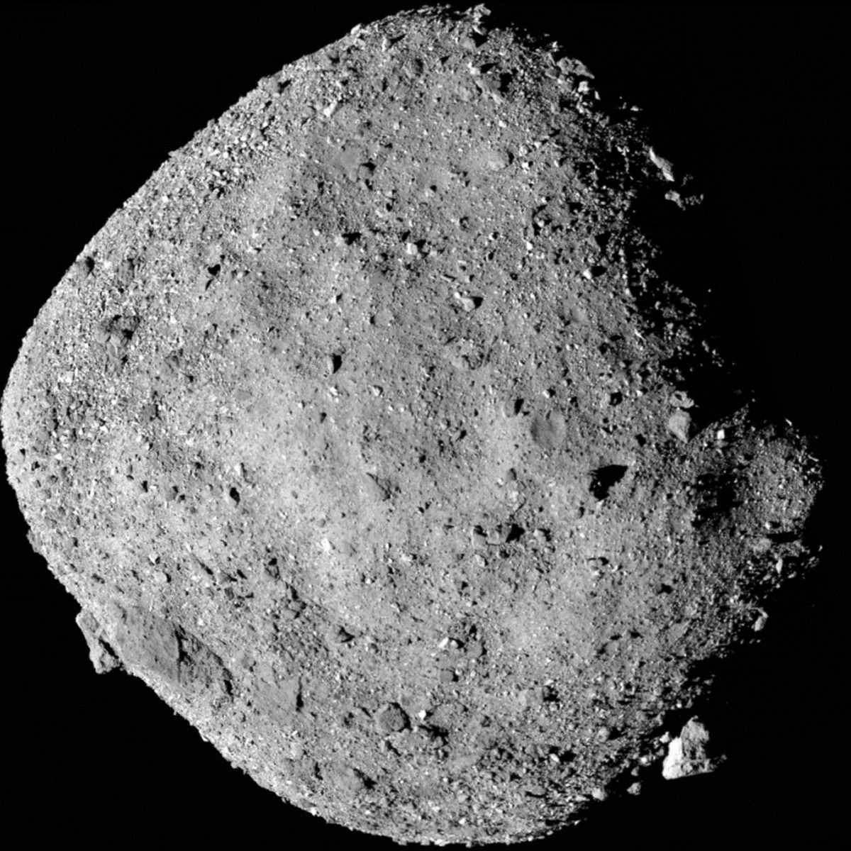 Снимок астероида Бенну, сделанный с расстояния 24 км. Считается самой детализированной фотографией поверхности астероида за всю историю науки. 