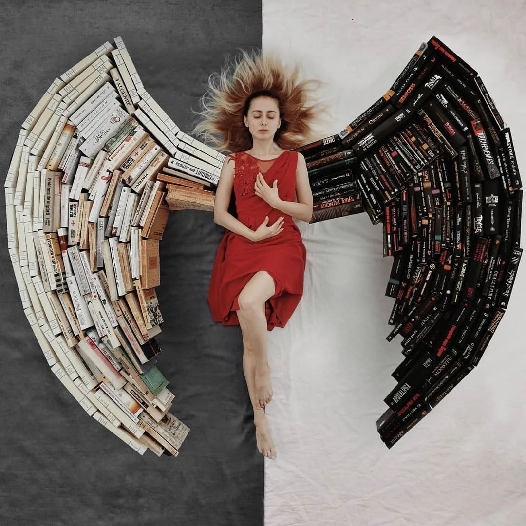 Инстаграм дня: девушка создает картины из книг и будто попадает в другие миры - фото 8