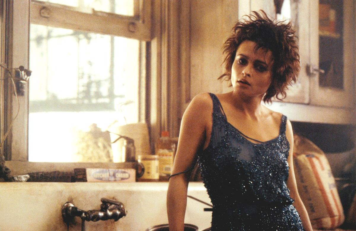 Харизматичные женщины, которых отличает странное поведение и невообразимые прически — так в нескольких словах можно описать большинство героинь Хелены Бонем Картер. И хотя в ее персонажах много общего, каждый созданной актрисой образ заслуживает (и по праву удостаивается) внимания. Она не боится быть странной, смешной или даже жуткой, каждый раз удивляя поклонников своим диапазоном и мастерством. В честь дня рождения Хелены Бонем Картер рассказываем о пяти ее незабываемых ролях. 