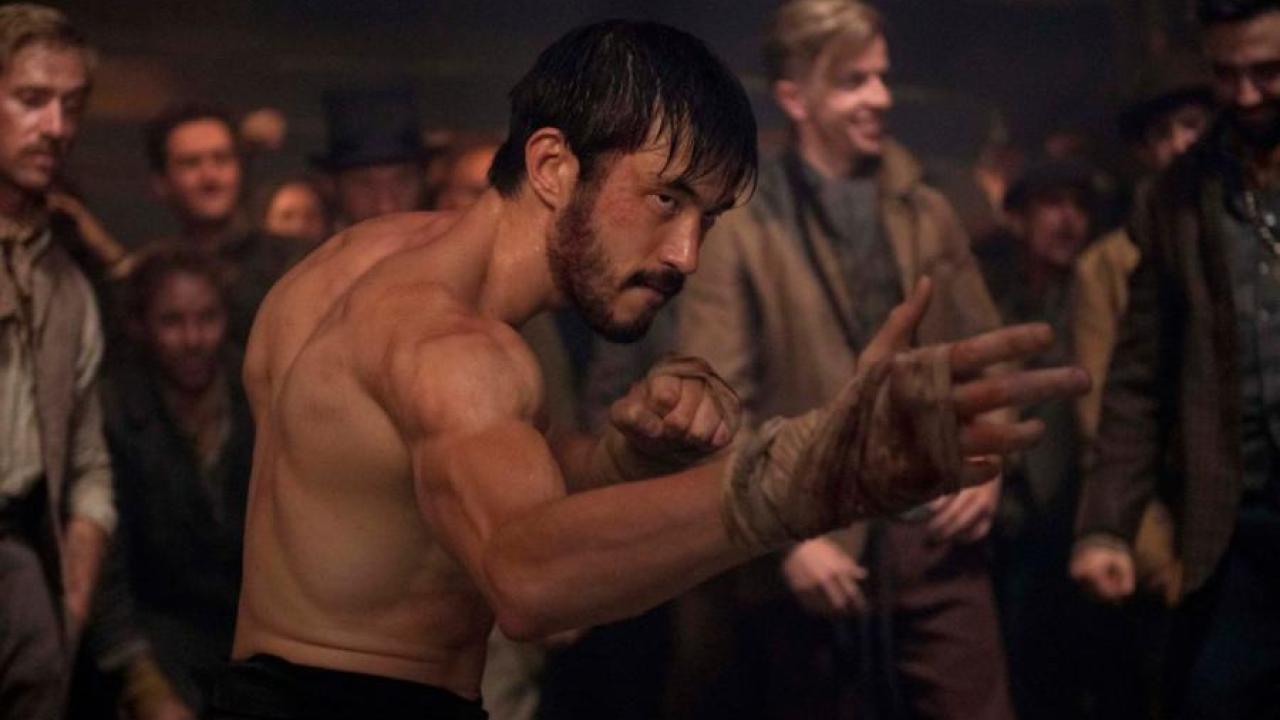 2 октября на Cinemax и Амедиатеке стартует второй сезон боевика «Воин» (Warrior). Мы уже посмотрели сезон полностью, так что готовы рассказать о том, что нового подготовили для зрителей создатели в этот раз.