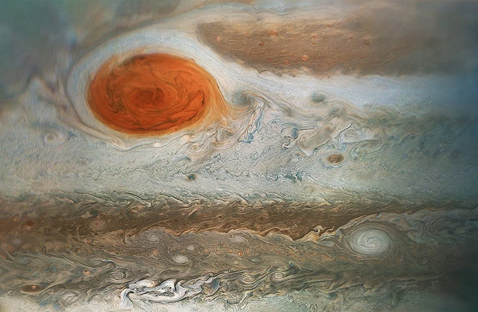 Снимок Большого Красного Пятна на Юпитере — самой большой вихревой бури в Солнечной системе. Скорость ветра внутри пятна достигает 500 км в час, а его диаметр больше, чем наша планета.