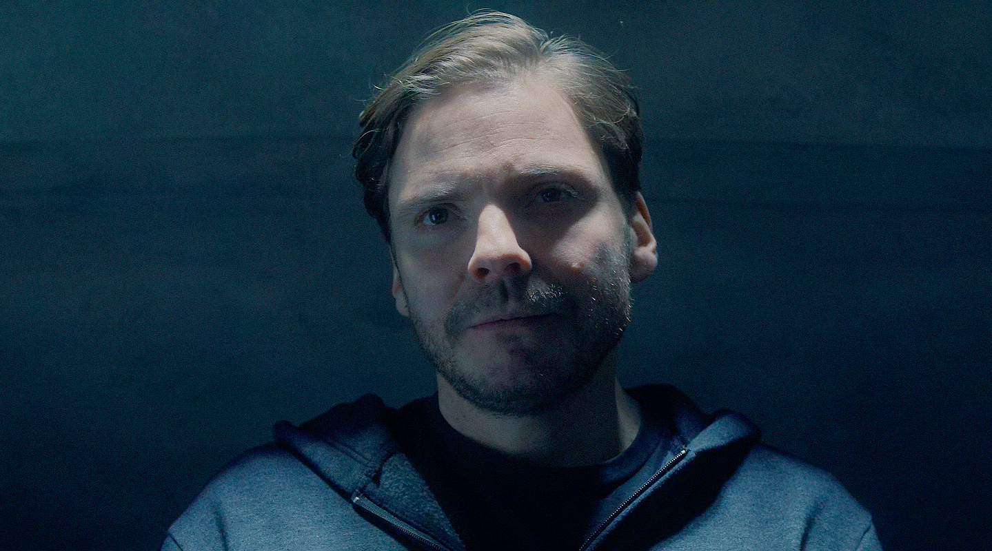 2 апреля на Disney+ вышла третья серия шоу «Сокол и Зимний Солдат» (The Falcon and The Winter Soldier) от Marvel. Предыдущий эпизод закончился клиффхэнгером: Баки Барнс навестил Барона Земо, антагониста из фильма «Первый Мститель: Противостояние». Разбираемся, каким получилось возвращение Земо – одного из лучших злодеев Marvel Cinematic Universe по версии «Канобу» – и почему от сериала вот уже третий эпизод хочется большего.