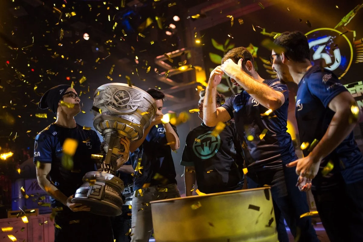 SK Gaming с трофеем EPICENTER

Фото Epic Esports Events