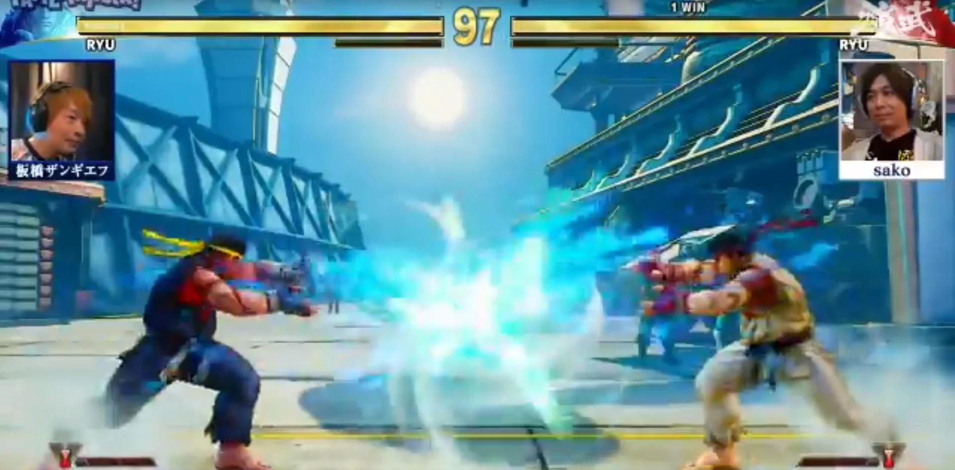 На турнире по Street Fighter V игроки 15 секунд не могли нанести урон, используя одинаковые приемы - фото 1