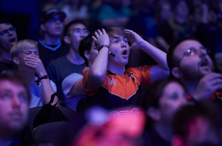 Берлинская стена, Брежнев и безумные фанаты. Турнир года по CS:GO глазами «Канобу» - изображение 1 Берлинская стена, Брежнев и безумные фанаты. Турнир года по CS:GO глазами «Канобу» - фото 1