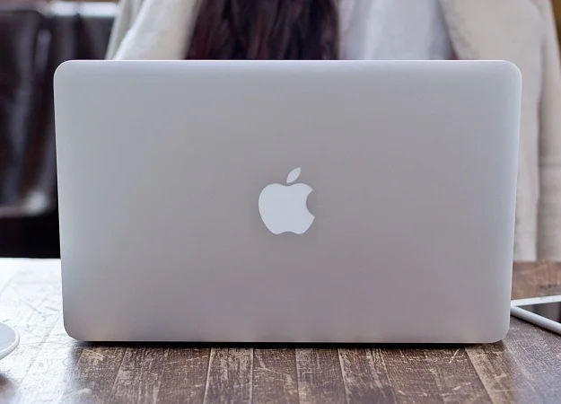 Новый патент от Apple предполагает замену клавиатуры MacBook на OLED-экран - фото 1