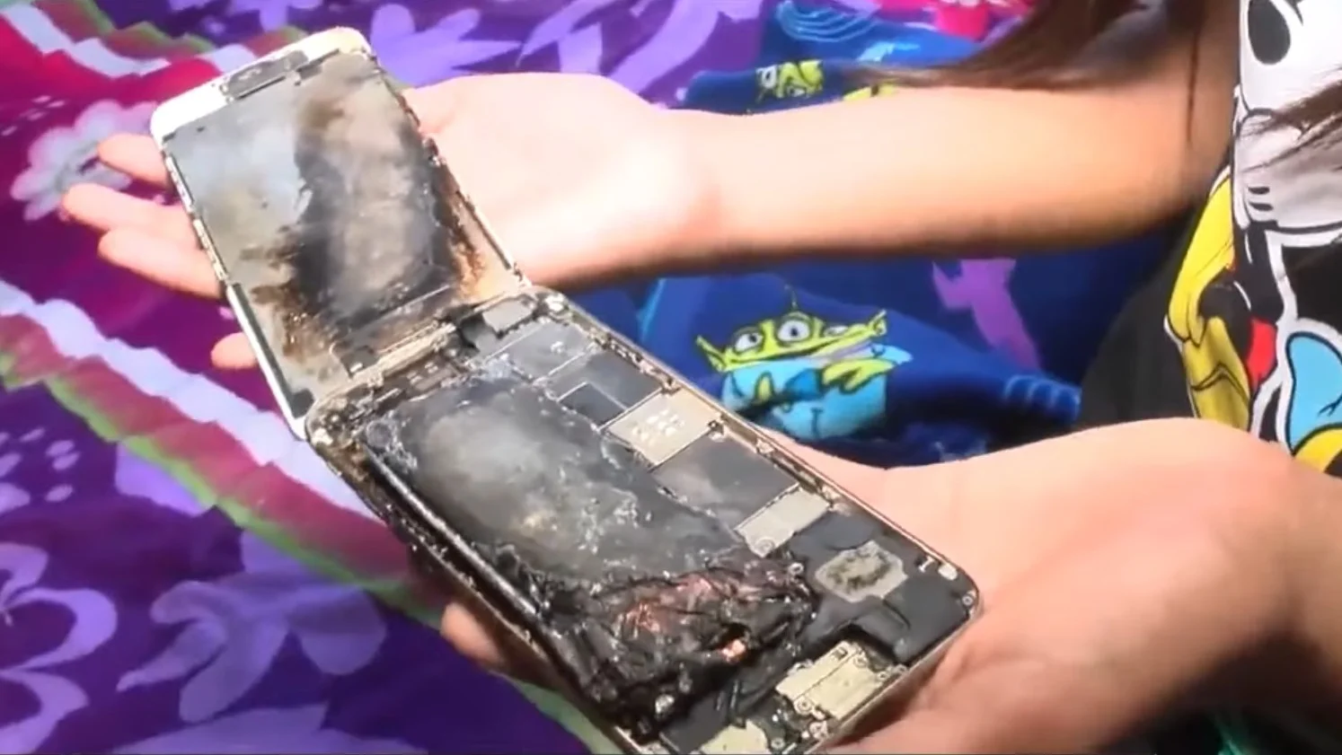 iPhone 6 загорелся в руках у ребенка - фото 1